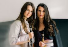 Rebenerzählungen / ANNEA: Vineyard Tales / Kulturforum New York Das Bild zeigt die österreichischen Musikerinnen Barbara Neu und Andrea Edlbauer, jeweils mit ihren Instrumenten (Klarinette und Altsaxophon).