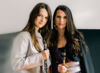 Rebenerzählungen / ANNEA: Vineyard Tales / Kulturforum New York Das Bild zeigt die österreichischen Musikerinnen Barbara Neu und Andrea Edlbauer, jeweils mit ihren Instrumenten (Klarinette und Altsaxophon).