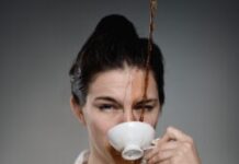 Anna Anderluh Trio @Jazz à la Cité / Kulturforum Paris Das Bild zeigt Anna Anderluh beim Kaffeetrinken