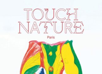Ausstellung „TOUCH NATURE“ / Kulturforum Paris Das Bild stellt eine aus verschiedenen bunten Nationalflaggen gewebte Blume dar.
