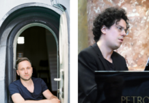 VOLKS.KUNSTLIED: Rafael Fingerlos & Sascha El Mouissi / Kulturforum Rom Das Bild links zeigt den Sänger Rafael Fingerlos in einem blauen T-Shirt sitzend im Türbogen zum Eingang eines Hauses. Das Bild rechts zeigt den Pianisten Sascha El Mouissi in einem schwarzen Anzug auf einem Petrof Klavier spielend.