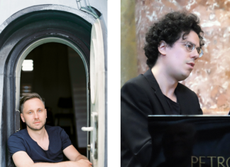 VOLKS.KUNSTLIED: Rafael Fingerlos & Sascha El Mouissi / Kulturforum Rom Das Bild links zeigt den Sänger Rafael Fingerlos in einem blauen T-Shirt sitzend im Türbogen zum Eingang eines Hauses. Das Bild rechts zeigt den Pianisten Sascha El Mouissi in einem schwarzen Anzug auf einem Petrof Klavier spielend.