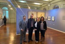 Architektursymposium / Botschaft Brasilia Das Bild zeigt Ausstellungskurator Prof. Dr. Aloísio Leoni Schmid, Botschafter Dr. Stefan Scholz, Österreichzentrum-Leiterin Prof. Dr. Catarina Portinho Nauiack und eine weitere Professorin der UFRP im Ausstellungsraum vor den Gemälden von Otto und Louise Wagner und weiteren Ausstellungsobjekten.