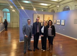 Architektursymposium / Botschaft Brasilia Das Bild zeigt Ausstellungskurator Prof. Dr. Aloísio Leoni Schmid, Botschafter Dr. Stefan Scholz, Österreichzentrum-Leiterin Prof. Dr. Catarina Portinho Nauiack und eine weitere Professorin der UFRP im Ausstellungsraum vor den Gemälden von Otto und Louise Wagner und weiteren Ausstellungsobjekten.