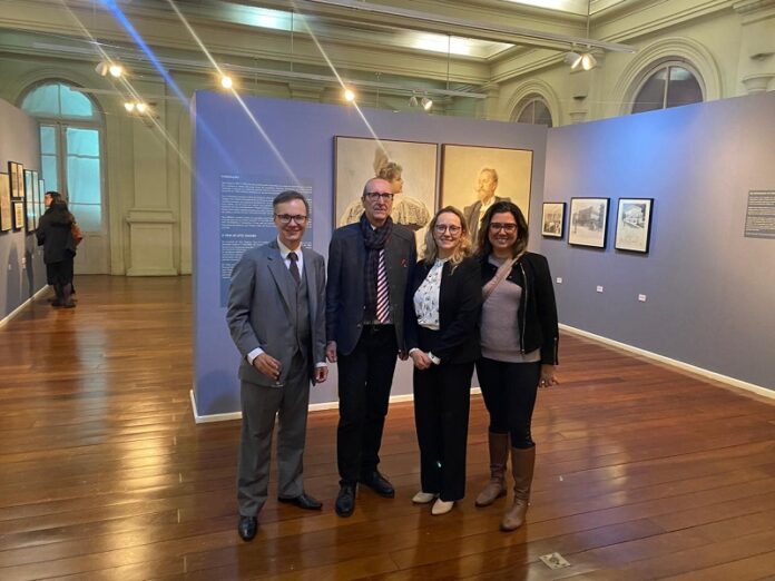 Das Bild zeigt Ausstellungskurator Prof. Dr. Aloísio Leoni Schmid, Botschafter Dr. Stefan Scholz, Österreichzentrum-Leiterin Prof. Dr. Catarina Portinho Nauiack und eine weitere Professorin der UFRP im Ausstellungsraum vor den Gemälden von Otto und Louise Wagner und weiteren Ausstellungsobjekten.