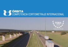 FIDBA – Dokumentarfilmfestival / Botschaft Buenos Aires Das Bild zeigt das Plakat des Filmes „Those Next to Us“, gestaltet für die FIDBA 2024. Darauf sind der Titel und Informationen zum Film abgebildet, während im Hintergrund eine Autobahn mit Autos und LKWs zu sehen ist.