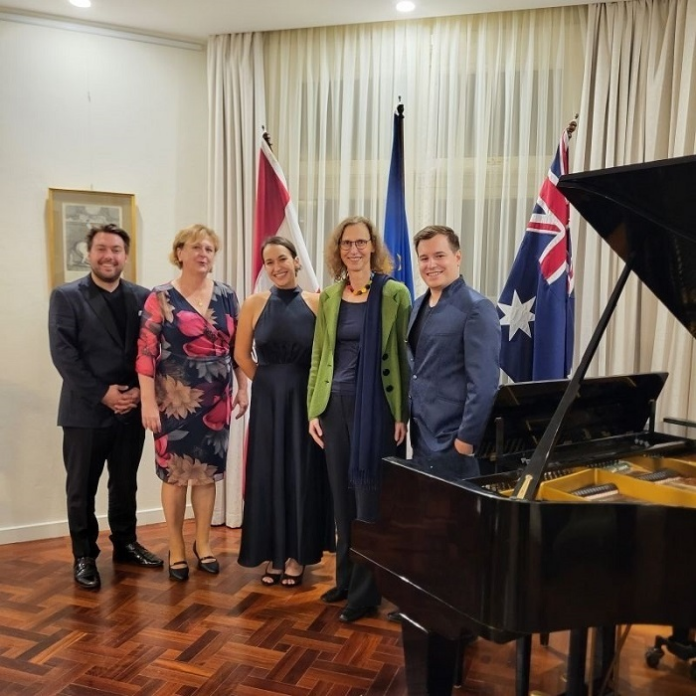 Das Bild zeigt das Trio Bohémo mit den Botschafterinnen Österreichs und Tschechiens in Canberra