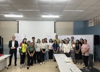 Markus Köhle auf den Philippinen / Botschaft Manila Das Bild zeigt den österreichischen Schriftsteller Markus Köhle mit den deutschsprachigen Studenten der Universität der Philippinen-Diliman