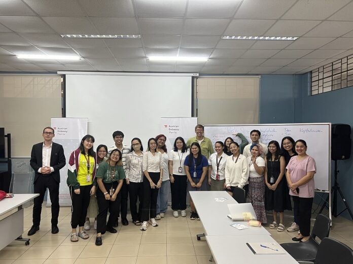 Das Bild zeigt den österreichischen Schriftsteller Markus Köhle mit den deutschsprachigen Studenten der Universität der Philippinen-Diliman