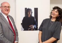 Auslandsatelier für Kunstschaffende in Seoul/ Botschaft Seoul Hannalisa Kunyik und Botschafter Angerholzer vor einem Selbstporträt der Künstlerin