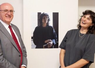 Auslandsatelier für Kunstschaffende in Seoul/ Botschaft  Seoul Hannalisa Kunyik und Botschafter Angerholzer vor einem Selbstporträt der Künstlerin