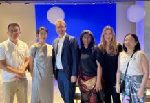 ARS ELECTRONICA in Singapur / Botschaft Singapur Das Bild zeigt den österreichischen Botschafter Peter Guschelbauer mit Mitgliedern des Panels der ARS ELECTRONICA Sharing Podiumsdiskussion, Organisatoren und Mitgliedern des Singapore Design Councils