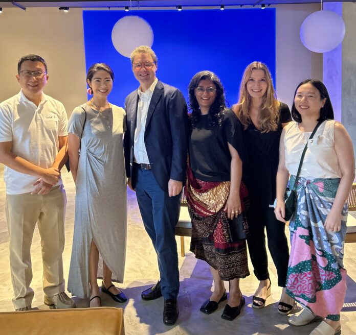 Das Bild zeigt den österreichischen Botschafter Peter Guschelbauer mit Mitgliedern des Panels der ARS ELECTRONICA Sharing Podiumsdiskussion, Organisatoren und Mitgliedern des Singapore Design Councils