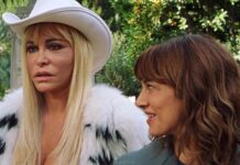 Tizza Covi und Rainer Frimmel / Kulturforum Brüssel Das Bild zeigt eine Szene aus dem Film „Vera“ von Tizza Covi und Rainer Frimmel. Zu sehen sind in Großaufnahme eine blonde Frau mit weißem Hut und weißer Pelzjacke sowie eine brünette Frau in petrolfarbigen Kleid.