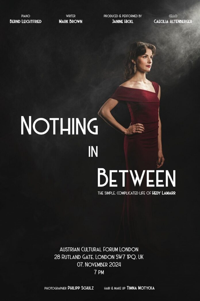 Das Bild zeigt die Schauspielerin Janine Hickl in einem eleganten roten Kleid, die nachdenklich in die Ferne schaut. Neben ihr steht der Titel des Stücks „Nothing in Between“ in weißen Buchstaben geschrieben. Darunter sind in ebenfalls weißen Buchstaben Informationen zum Ort und zur Zeit der Aufführung zu sehen.