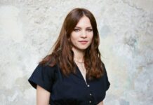 “Wechselkröte” mit Ana Marwan / Kulturforum London Das Bild zeigt die Autorin Ana Marwan in einer Porträtaufnahme. Sie blickt frontal in die Kamera. Sie trägt eine schwarze Bluse und hat lange, dunkle Haare. Ihr Gesichtsausdruck ist freundlich und konzentriert