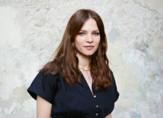 “Wechselkröte” mit Ana Marwan / Kulturforum London Das Bild zeigt die Autorin Ana Marwan in einer Porträtaufnahme. Sie blickt frontal in die Kamera. Sie trägt eine schwarze Bluse und hat lange, dunkle Haare. Ihr Gesichtsausdruck ist freundlich und konzentriert