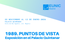 EUNIC Projekt „1989“ mit Fotografien von Kurt Kaindl / Kulturforum Madrid Das Bild zeigt das Werbeplakat der Ausstellung, wobei auf einfachem blau-weissem Hintergrund der Titel und die Eckdaten der Fotoausstellung zu sehen sind.