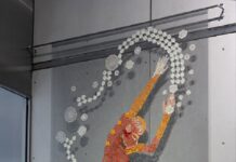 Reopening: Totem for Humanity – Tree of Life / Kulturforum New York Das Bild zeigt einen Teil der Installation “Totem for Humanity – Tree of Life“. Zu sehen ist ein aus wiederverwerteten Spitzenstoffen hergestellter Tänzer.