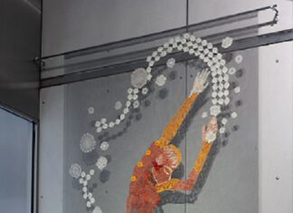 Reopening: Totem for Humanity – Tree of Life / Kulturforum New York Das Bild zeigt einen Teil der Installation “Totem for Humanity – Tree of Life“. Zu sehen ist ein aus wiederverwerteten Spitzenstoffen hergestellter Tänzer.