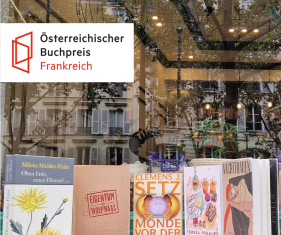Österreichischer Buchpreis FRANKREICH / Kulturforum Paris Das Bild zeigt einen Tisch mit den Finalistenbüchern des Buchpreises vor einer Kaffeehausvitrine