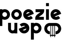 Poesie-Lesungen von Daniela Chana und Stefan Schmitzer / Kulturforum Prag Das Bild zeigt die Anschrift „Den poezie“ mittig, dick in schwarz auf weißem Hintergrund, wobei das Wort „Den“ umgekehrt ist