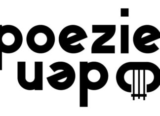 Poesie-Lesungen von Daniela Chana und Stefan Schmitzer / Kulturforum Prag Das Bild zeigt die Anschrift „Den poezie“ mittig, dick in schwarz auf weißem Hintergrund, wobei das Wort „Den“ umgekehrt ist