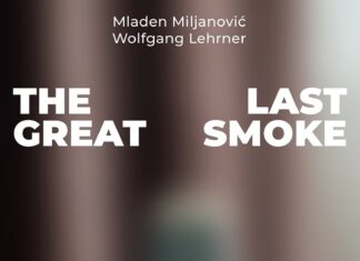 Ausstellung The Last Great Smoke / Kulturforum Sarajewo Auf dem Bild sind oben vor dunklem Hintergrund in weißer Schrift die Namen der Künstler und der Titel der Ausstellung angegeben. Unten sind in schwarzer Schrift der Ausstellungstermin, der Name und die Adresse des Veranstaltungsorts angeführt. Als Hintergrund dient ein verschwommenes Bild zu einem Hauseingang, das auch der Blick durch eine Nebelwand sein könnte.