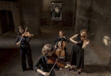 Konzert Chaos String Quartet / Kulturforum Washington Das Bild zeigt das Chaos String Quartet mit ihren Instrumenten: Die Violinistinnen Susanne Schäffer und Eszter Kruchió, den Cellisten Bas Jongen und die Violistin Sara Marzadori, die sich allesamt in einem aus Backstein-konstruierten Raum befinden