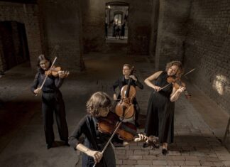 Konzert Chaos String Quartet / Kulturforum Washington Das Bild zeigt das Chaos String Quartet mit ihren Instrumenten: Die Violinistinnen Susanne Schäffer und Eszter Kruchió, den Cellisten Bas Jongen und die Violistin Sara Marzadori, die sich allesamt in einem aus Backstein-konstruierten Raum befinden