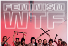 Feminism WTF / Kulturforum Zagreb Das Bild zeigt das Filmplakat, auf welchem Frauen in khakibraunen kurzen Hosen und Shirts , weißen Untershirts und weißen Sneakers (Gefängnisbekleidung) in einer Gruppe zusammen stehen und Schlagwaffen, Feuerwaffen, Messer und ähnliches schwingen und dabei mit leidenschaftlichem Gesichtsausdruck etwas rausbrüllen.