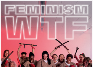 Feminism WTF / Kulturforum Zagreb Das Bild zeigt das Filmplakat, auf welchem Frauen in khakibraunen kurzen Hosen und Shirts , weißen Untershirts und weißen Sneakers (Gefängnisbekleidung) in einer Gruppe zusammen stehen und Schlagwaffen, Feuerwaffen, Messer und ähnliches schwingen und dabei mit leidenschaftlichem Gesichtsausdruck etwas rausbrüllen.