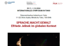 SPRACHE.MACHT.GEWALT. Elfriede Jelinek im globalen Kontext / Kulturforum Tokio Den Titel des Symposiums, die Adresse des Österreichischen Kulturforums sowie das Foto einer Inszenierung eines Werkes von Elfriede Jelinek. Darauf zu sehen sind vier weiß gekleidete Personen. Den Titel des Symposiums, die Adresse des Österreichischen Kulturforums sowie das Foto einer Inszenierung eines Werkes von Elfriede Jelinek. Darauf zu sehen sind vier weiß gekleidete Personen. Eine Person auf einer hohen Leiter hockend. Eine Person an selber Leiter lehnend. Eine Person an einem Notenständer stehend. Eine Person auf einer kleinen Leiter sitzend.
