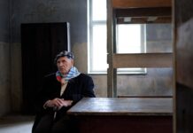 „Stanisław Zalewski. Botschafter des Erinnerns“ beim Filmfestival Korinth / Botschaft Athen Das Bild zeigt Stanisław Zalewski in der Baracke des Konzentrationslagers Auschwitz