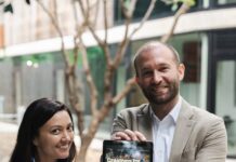 Toolkit für Green Events / Botschaft Bangkok Das Bild zeigt einen Vertreter der Österreichischen Botschaft Bangkok und die Leiterin der Organisation „Creative Migration“, welche das Toolkit für nachhaltiges Eventmanagement in die Kamera halten.