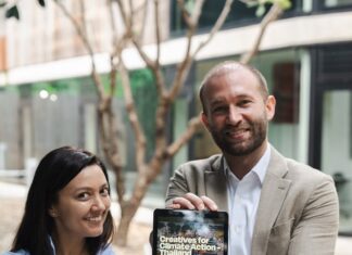 Toolkit für Green Events / Botschaft Bangkok Das Bild zeigt einen Vertreter der Österreichischen Botschaft Bangkok und die Leiterin der Organisation „Creative Migration“, welche das Toolkit für nachhaltiges Eventmanagement in die Kamera halten.