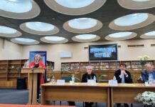 Runder Tisch: „Werke von Franz Kafka in Bibliotheksbeständen / Botschaft Kiew Das Bild zeigt die Vortragenden: die tschechische Wissenschaftlerin Judita Matišová, Dozent Philip Steger von der Nationalen Taras-Schewtschenko-Universität Kyjiw, den österreichischen Botschafter Arad Benkö und Dr. Ivan Megela.