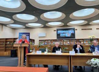 Runder Tisch: „Werke von Franz Kafka in Bibliotheksbeständen / Botschaft Kiew Das Bild zeigt die Vortragenden: die tschechische Wissenschaftlerin Judita Matišová, Dozent Philip Steger von der Nationalen Taras-Schewtschenko-Universität Kyjiw, den österreichischen Botschafter Arad Benkö und Dr. Ivan Megela.