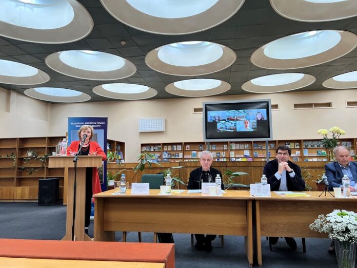 Das Bild zeigt die Vortragenden: die tschechische Wissenschaftlerin Judita Matišová, Dozent Philip Steger von der Nationalen Taras-Schewtschenko-Universität Kyjiw, den österreichischen Botschafter Arad Benkö und Dr. Ivan Megela.