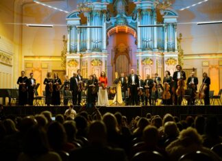 Konzert „Schönberg 150 – Bernstein“ / Botschaft Kyjiw Orchester von Lviv, Dirigent Parviz Yachyavi und Solistin Vira Zhuk