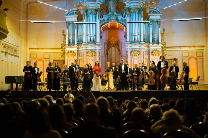 Orchester von Lviv, Dirigent Parviz Yachyavi und Solistin Vira Zhuk