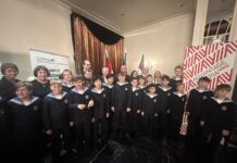 Wiener Sängerknaben im Dom zu Riga / Botschaft Lettland Das Bild zeigt die Wiener Sängerknaben und das Team der Österreichischen Botschaft für Lettland beim Empfang für den Nationalfeiertag.