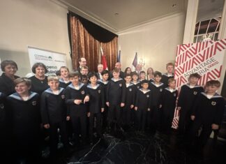 Wiener Sängerknaben im Dom zu Riga / Botschaft Lettland Das Bild zeigt die Wiener Sängerknaben und das Team der Österreichischen Botschaft für Lettland beim Empfang für den Nationalfeiertag.
