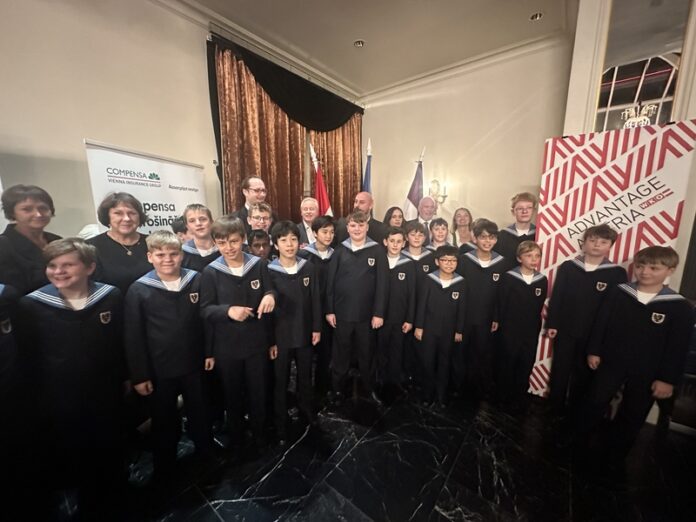 Das Bild zeigt die Wiener Sängerknaben und das Team der Österreichischen Botschaft für Lettland beim Empfang für den Nationalfeiertag.