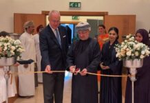 Österreichische Kulturwoche im Oman / Botschaft Maskat Das Foto zeigt Botschafter Ceska mit Kultur- und Tourismusminister Al Mahrouqi bei der Durchschneidung des Schleifenbandes zur Eröffnung der Fotografieausstellung von Ulrike Köb in den Räumlichkeiten des „Bait Al Zubair“-Museums