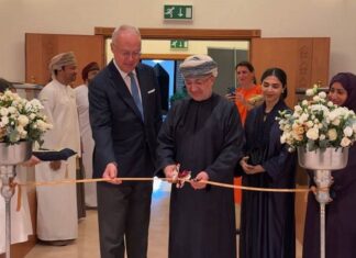 Österreichische Kulturwoche im Oman / Botschaft Maskat Das Foto zeigt Botschafter Ceska mit Kultur- und Tourismusminister Al Mahrouqi bei der Durchschneidung des Schleifenbandes zur Eröffnung der Fotografieausstellung von Ulrike Köb in den Räumlichkeiten des „Bait Al Zubair“-Museums