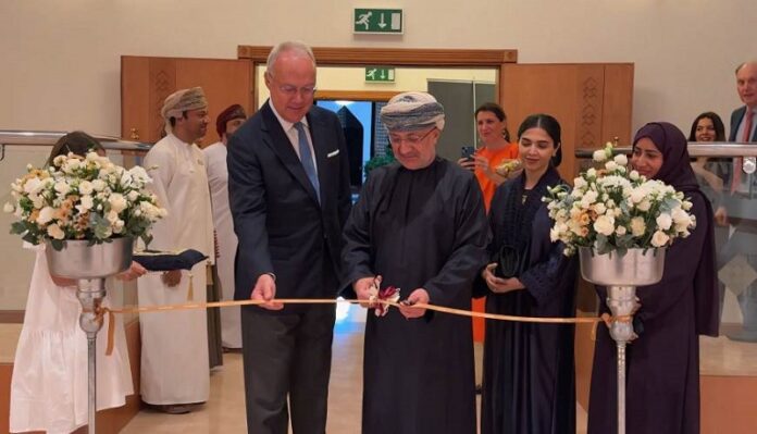 Das Foto zeigt Botschafter Ceska mit Kultur- und Tourismusminister Al Mahrouqi bei der Durchschneidung des Schleifenbandes zur Eröffnung der Fotografieausstellung von Ulrike Köb in den Räumlichkeiten des „Bait Al Zubair“-Museums