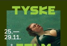 Deutsche Filmtage / Botschaft Oslo Das Bild zeigt das Festivalplakat. Im Hintergrund ist ein Szenenbild aus dem Film „Touched“ zu sehen. Eine blonde Frau in waldgrünem Badeanzug treibt mit geschlossenen Augen in entspannter Haltung in einem Schwimmbecken dessen türkisfarbene Kacheln durch leichte Wellen verzerrt zu sehen sind. Auf dem dunkelgrünen Rahmen des Posters sind in hellgrüner Schrift der norwegische Veranstaltungstitel „Tyske filmdager“ und in weißer Schrift das Veranstaltungsdatum 25.-29.11.2024 und den Veranstaltungsort Vega Scene zu sehen. Am unteren Rand des Posters werden die Logos der Veranstalter und Partner gezeigt.