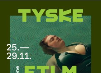 Deutsche Filmtage / Botschaft Oslo Das Bild zeigt das Festivalplakat. Im Hintergrund ist ein Szenenbild aus dem Film „Touched“ zu sehen. Eine blonde Frau in waldgrünem Badeanzug treibt mit geschlossenen Augen in entspannter Haltung in einem Schwimmbecken dessen türkisfarbene Kacheln durch leichte Wellen verzerrt zu sehen sind. Auf dem dunkelgrünen Rahmen des Posters sind in hellgrüner Schrift der norwegische Veranstaltungstitel „Tyske filmdager“ und in weißer Schrift das Veranstaltungsdatum 25.-29.11.2024 und den Veranstaltungsort Vega Scene zu sehen. Am unteren Rand des Posters werden die Logos der Veranstalter und Partner gezeigt.