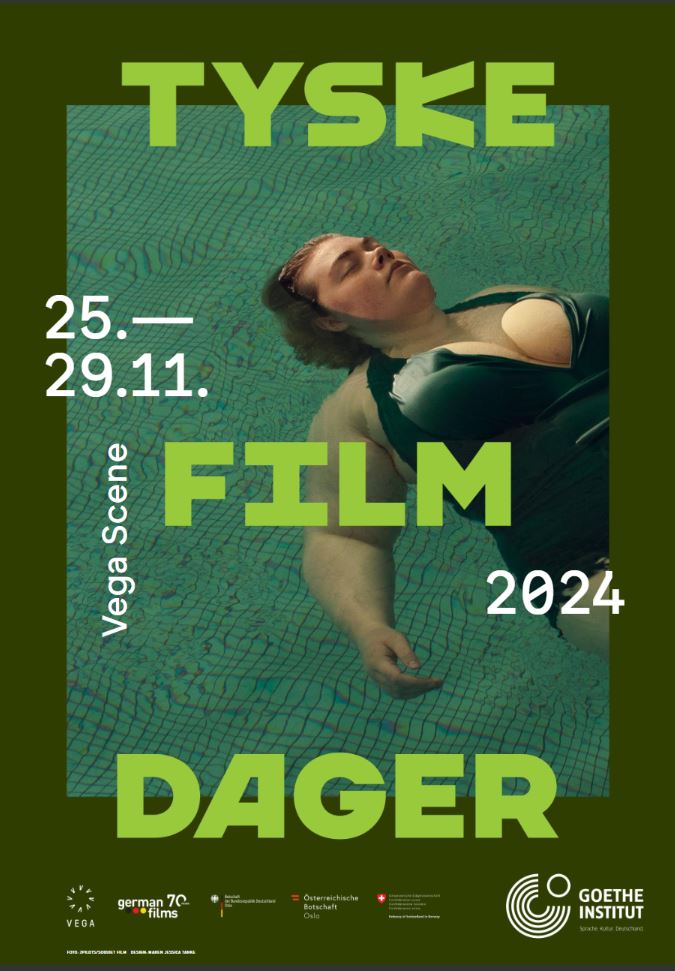 Das Bild zeigt das Festivalplakat. Im Hintergrund ist ein Szenenbild aus dem Film „Touched“ zu sehen. Eine blonde Frau in waldgrünem Badeanzug treibt mit geschlossenen Augen in entspannter Haltung in einem Schwimmbecken dessen türkisfarbene Kacheln durch leichte Wellen verzerrt zu sehen sind. Auf dem dunkelgrünen Rahmen des Posters sind in hellgrüner Schrift der norwegische Veranstaltungstitel „Tyske filmdager“ und in weißer Schrift das Veranstaltungsdatum 25.-29.11.2024 und den Veranstaltungsort Vega Scene zu sehen. Am unteren Rand des Posters werden die Logos der Veranstalter und Partner gezeigt.